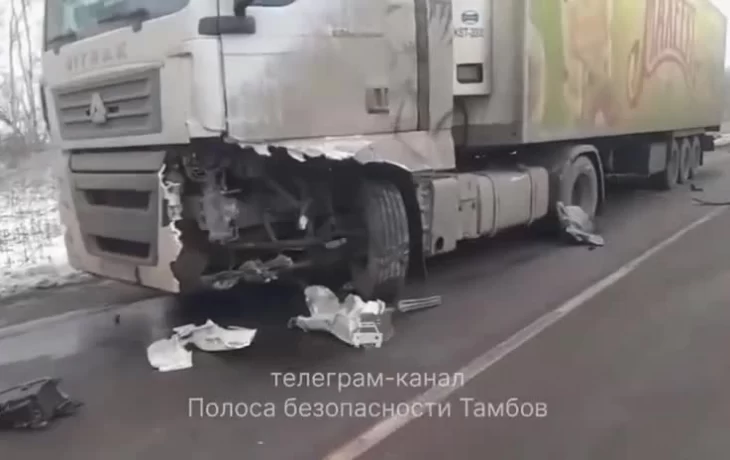 В Тамбовской области водитель "ВАЗа" погиб, врезавшись в грузовик